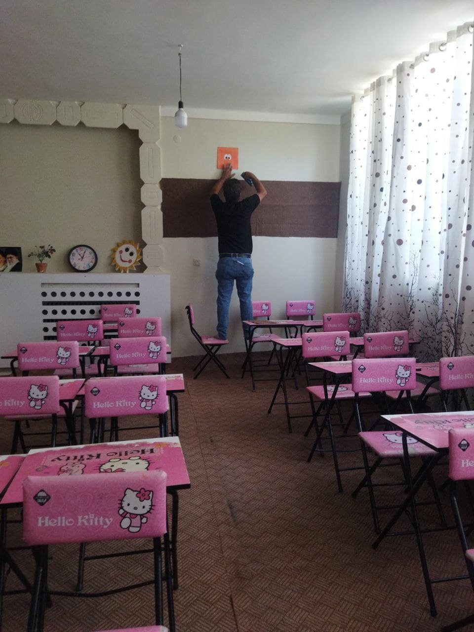 کلاس های موکت شده با میزهای انفردای