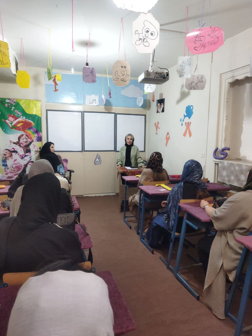 آموزش هوشمند و به روز آموزگاران دبستان تفکر نو در کلاسهای هوشمند